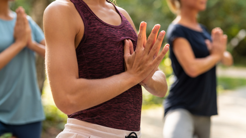 Frauen machen während eines Yogakurses die Übung 